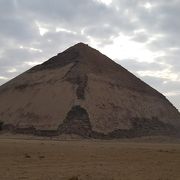 途中で角度を変えたピラミッド