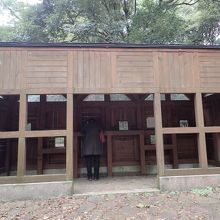 野鳥の観察小屋。小さな窓からそっと眺める