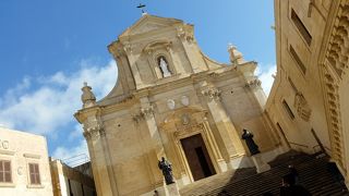 広場のすぐ上の教会です