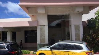 空港からロイヤルオーキッドホテルまでチップ込みで23ドル、15分。