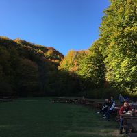 ホテルの前のオープンカフェには休憩する人が沢山いました。