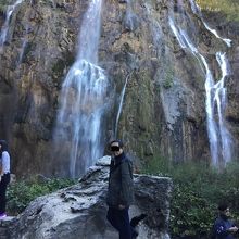 滝を見るヴューポイントには写真を撮るにはちょうど良い岩がある