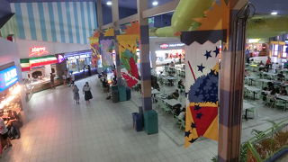 GPO内のフードコートや近くに多くの飲食店がありました