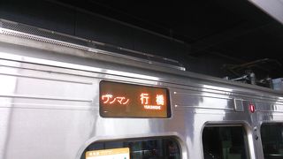 小倉～行橋間の普通列車は2018年３月のダイヤ変更により１時間あたり３本に本数が減りました