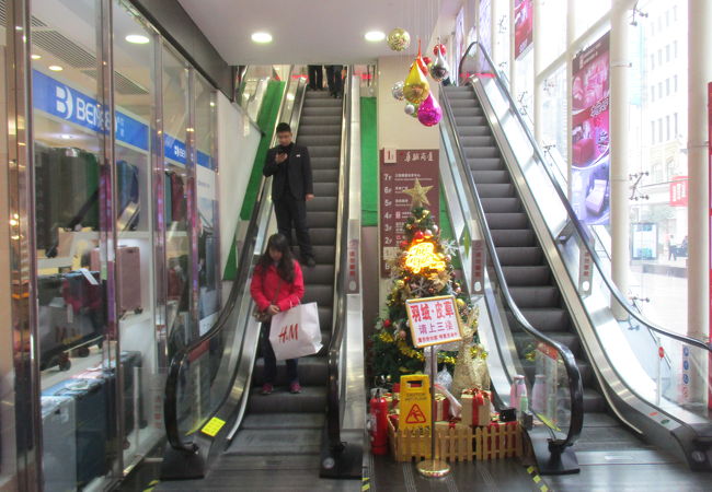 クリスマスシーズンのユニクロ (上海店)