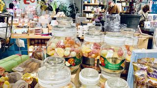 楽しい雑貨屋さん。