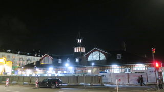 カステレット要塞近くにある鉄道駅