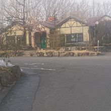 駐車場はお隣のレストランと共用