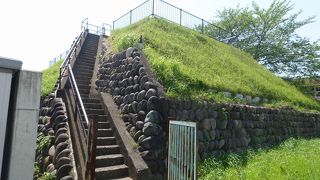 もともとは前方後円墳だそうで