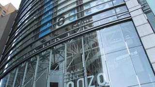 おしゃれなビルのショッピングゾーンです