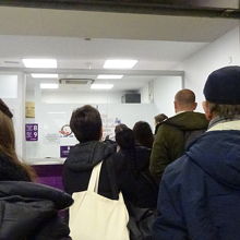 チケット売り場。ずいぶん並んでました！