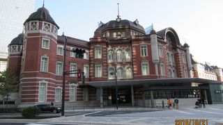 シックな3階建ての駅舎です