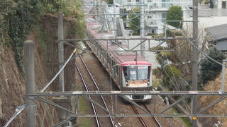 東急電鉄の老舗路線だが、田園都市線の半蔵門線直通乗り入れで存在感が乏しい