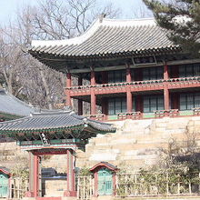 昌徳宮の魚水門と宙合樓