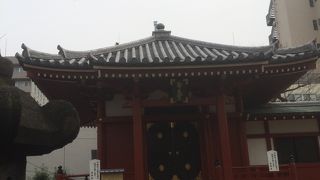 高い位置にある堂