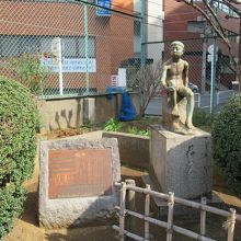 右手奥(北東角)の少年像と浮き彫りされた銅板