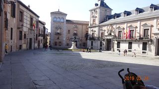 「歴史的な建物に囲まれた小さな広場」らしいのですが、そんなに古めかしい雰囲気はありません！
