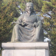 島の頂上付近にある崔致遠像の様子