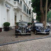 歴史を感じさせる車が止まっています。