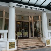 Metropole hotelの歴史ある方の出入口です。