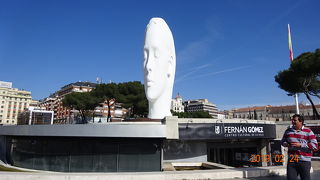 大きな広場です！いろいろな銅像やモニュメントがあります！