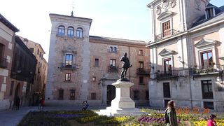 ビリャ広場という名称は、ビラとシスネロスの家があるからなんですね！