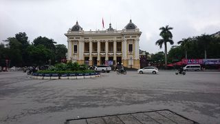 コロニアル形式の建物