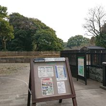 「中の御門」の正面です。汐留よりにあります。