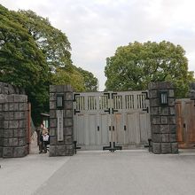 「大手門」の外観です。銀座よりにある出入り門です。