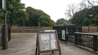 浜離宮恩賜庭園の入口となる汐留よりに位置する門。