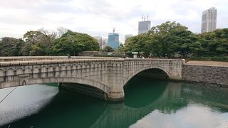 浜離宮恩賜庭園の大手門につながる立派な眼鏡橋。