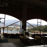 ラウンジ。夜と朝はコーヒー等の無料サービスがありました。