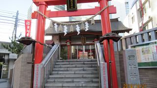 都会のオアシス、赤い鳥居