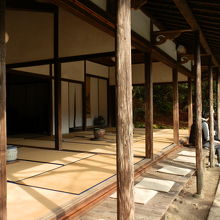 江戸後期造園時に建てられた「萩野尾御茶屋」です。