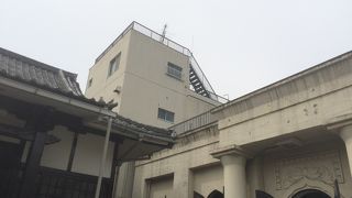 お墓が建物の中