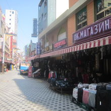 ロシア語看板が目立つテキサスストリートの様子