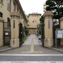 門柱には「京都市立明倫小学校」と「京都芸術センター」