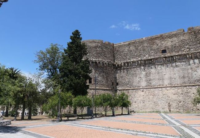 レッジョ・ディ・カラブリアの便利な無料駐車場はアラゴン城