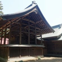 立派な屋根で覆われた本殿