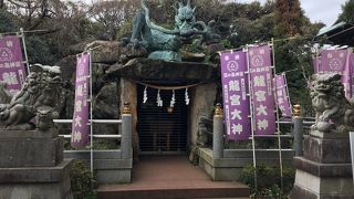 躍動感ある竜が上に