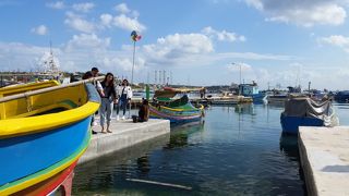 目玉の付いた青い小舟が浮かんでいます。