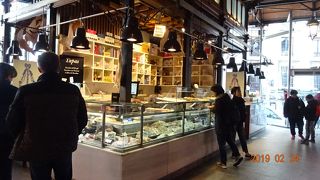 観光客相手の「市場」というより小さな飲食店が集まった建物。