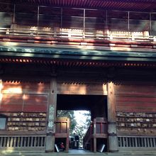 良く見ると１階と２階の間にも屋根が有ります