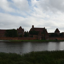 対岸から見た城。(露出を誤って撮影。実際は美しいです)