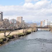 雪の岩手山と