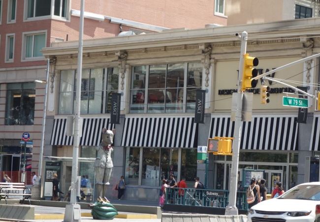 アッパーウエストサイドにある都市型シューズアウトレットストア