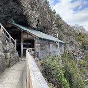 断崖絶壁に建つ絶景神社