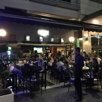 １Ｆにライブ演奏付レストランあり