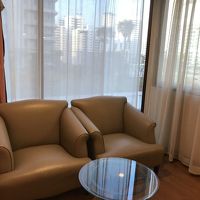 ソファーと大きな窓