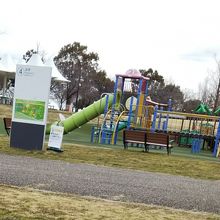 タワー横の遊具